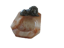 Schöner antiker Aschenbecher Marmor mit der Figur eines Löwen 11 cm x 9 cm