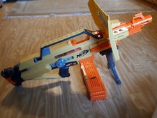 Nerf Stampede ECS-60 mit Zweibein, Griff, Schild, 4 Magazine & 30 original Darts