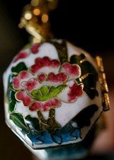 Anhänger Pillendose Cloisonne Emaille mit Blumenmuster, innen königsblau