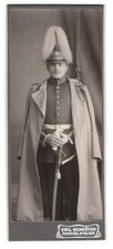 Fotografie Emil Schröter, Garde-Soldat in uniform mit Pickelhaube & Paradebusch 