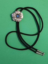 Bolo Tie Western Krawatte schwarz Silber Blume mit blauem Stein Cowboy Schmuck