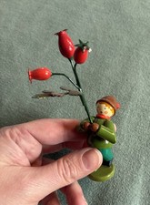 WEHA Kunst Erzgebirge Junge mit Hagebutte