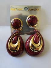 OHRCLIPS IN VINTAGE OPTIK WEINROT  AUS KUNSTSTOFF & METALL CA. 6,5 CM LANG