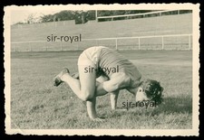 Junger Mann macht Handstand -