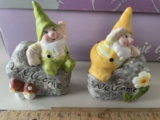 2 niedliche kleine Willkommen-Garten-Zwerge auf Stein „mel-o-Design“, gebr.