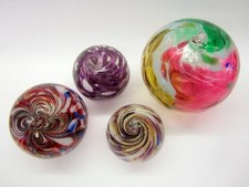 4 Glas Zierkugeln bunte