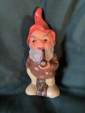 Kleiner Gartenzwerg mit