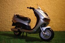 1:18 Peugeot Elyseo 125 Silber MAISTO 00157