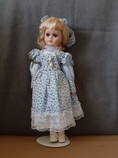 Süße Porzellan-Puppe 