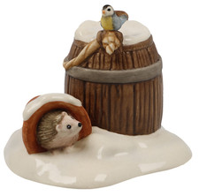 Goebel Kleines Versteck Winterwald Neuheit 2025 Igel Fass Vogel Schnee 4621
