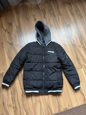 Schwarze Jungen Winterjacke