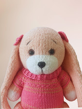 Handgefertigter Amigurumi Hase
