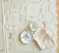 ovale Tischdecke Servietten Set SANDER Wellenrand Bogenkante Schleifen bestickt