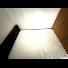 Bett mit LED + Steckdose