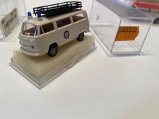 Brekina 3357 VW T2 Bus mit Dachgepäckträger "Bergwacht " weiß in Vitrine HO 1:87