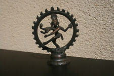 alte partinierte Bronzestatue tanzender Shiva Nataraja in einem Feuerring