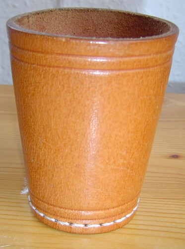 Alter knobelbecher aus leder - alter,