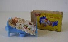 Seltene Puppe im Bett und auf