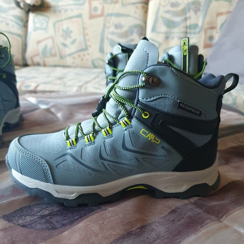 Hochwertige und nagelneue - und,