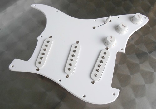 Fender squier strat pickguard - fender,