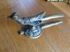 Pfau als Nußknacker