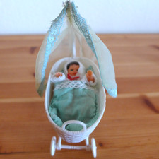 Stubenwagen mit Puppe für