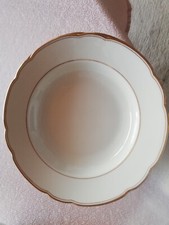 Ess-Geschirr, flache und tiefe Teller, Sauciere, Schüsseln, Kuchenteller