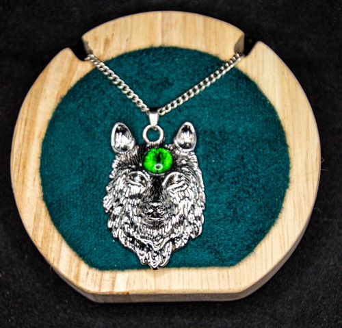 Wolfskopf kette mit grünem - wolfskopf,