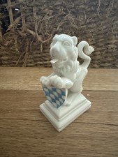 Nymphenburg Porzellanfigur Löwe mit bayerischem Wappen  Pranke rechts 9cm
