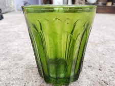 Antiker olivgrüner glasbecher - antiker,