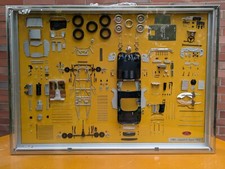 Modellautos 1:18 CMC Jaguar C-Type 1952 Schauvitrine "Die Bauteile" mit OVP