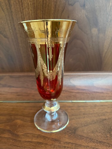 Rotes glass mit goldrand - rotes,