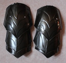 Schwarze Beinpanzer für