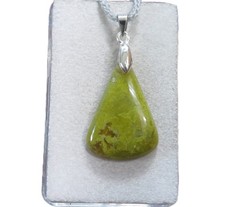 Grüner Opal Cabochon Anhänger mit beweglicher Kralle Nr. 4521