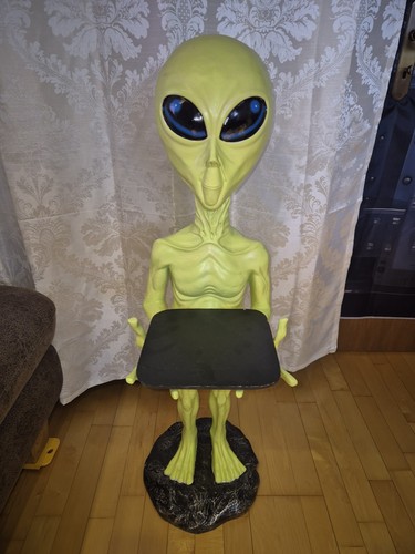 Alien figur mit tablett - figur, butler