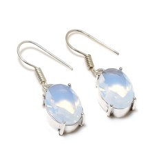 Milchiger Opal ovale Form