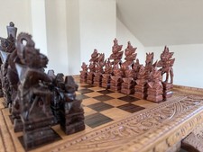 Handgeschnitztes Schachspiel Asiatische Götter- und Dämonenfiguren RARITÄT 1970