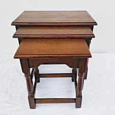 Dekorative alte massiv Holz Dreisatztische, Beistelltische aus Frankreich.