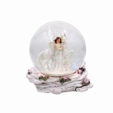 Schneekugel Elfe steht neben