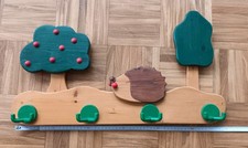 Kinder-Wandgarderobe aus Holz mit 1 Holzbügel (Selecta)