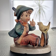 Goebel M.J. Hummel Figur  ’stimmt net Junge mit Vogel Nr. 63, kl. Makel, Hum 63