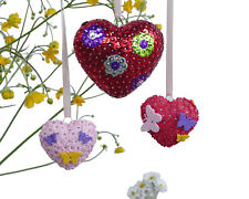 Bastelset "Alles drin" Drei Styropor-Herzen mit Pailletten und Moosgummiblüten