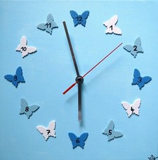 Kinderuhr /Wanduhr/Kinderbild blau Schmetterling/ selbst gemalt NEU