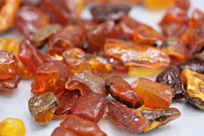 75 g Bernsteine, baltisch, nicht durchsucht, bis 25 mm groß  (10-X)