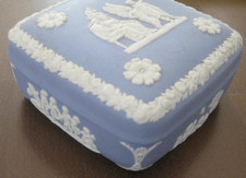 schöne Wedgwood blue jasperware DoseQudratische Form Schmuckkästchen Relief