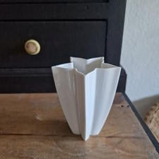 Hutschenreuther Blumenvase Op-Art Heinrich Fuchs Nr. 6240 weiß Porzellan H 11 cm