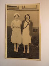 2 junge Frauen mit Haube - Dienstmädchen ? Krankenschwester ? / Foto England