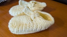 Selbstgestrickte Babyschuhe in Gelb – 10 cm Gesamtlänge