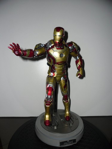 Hot toys iron man - iron,