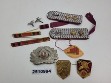 Konvolut DDR Feuerwehr Schulterklappen Mützen Spangen für Uniformen #2510994